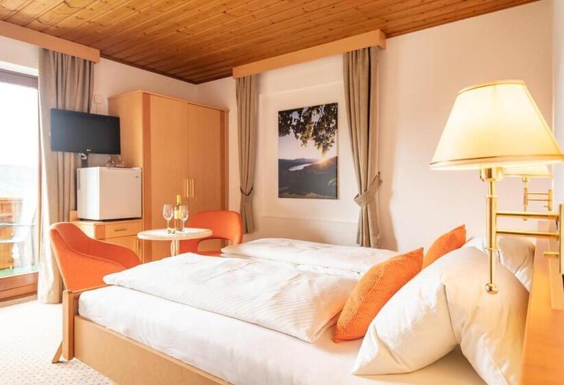 Comfort room with lake view, Frühstückspension Götzfried Hof