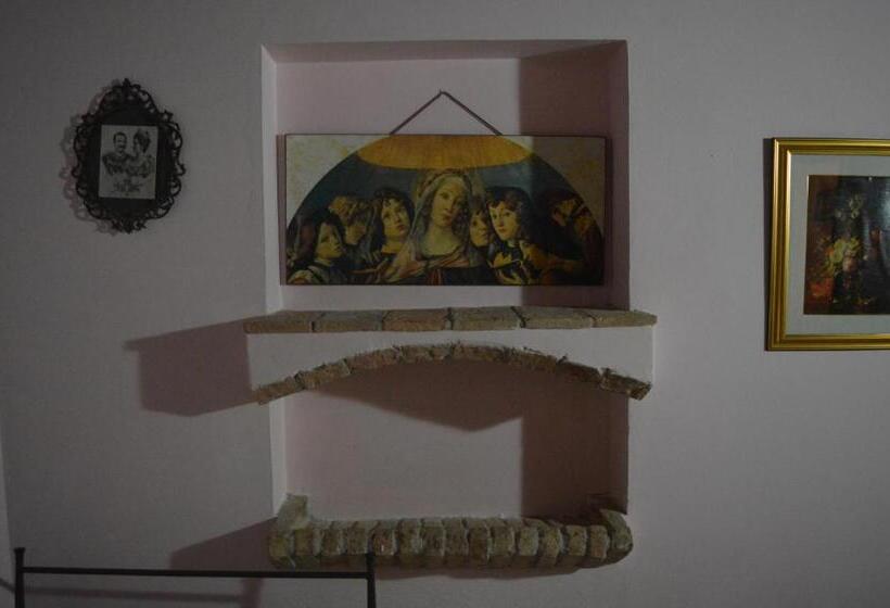 침실 1개 아파트, Cardinal Girolamo