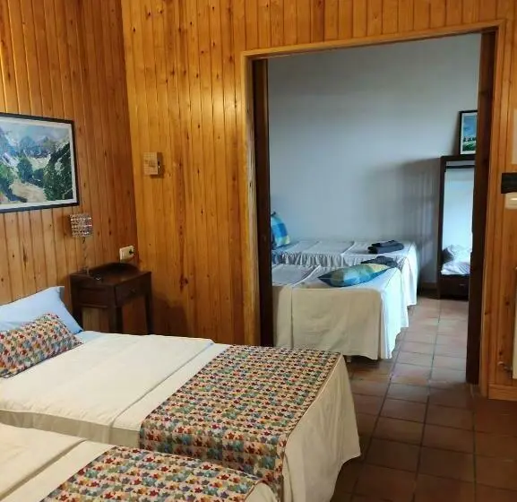 اتاق استاندارد چهار تخته, Hostal Escartín