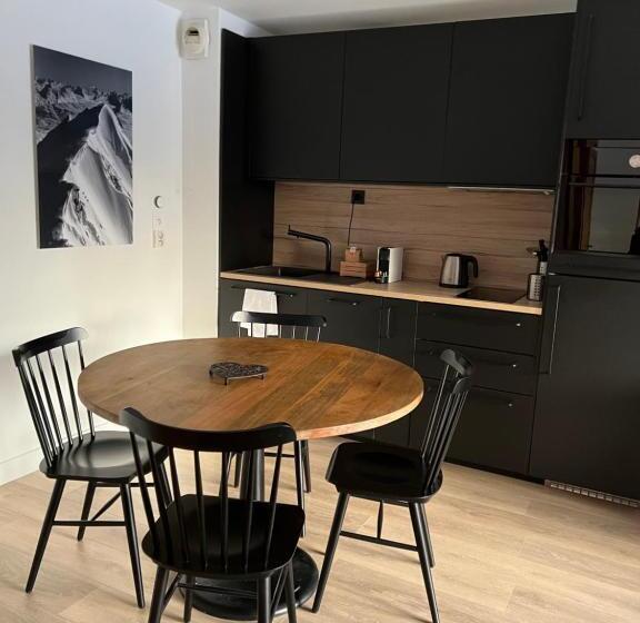 דירת משפחה, La Residence De L Ours