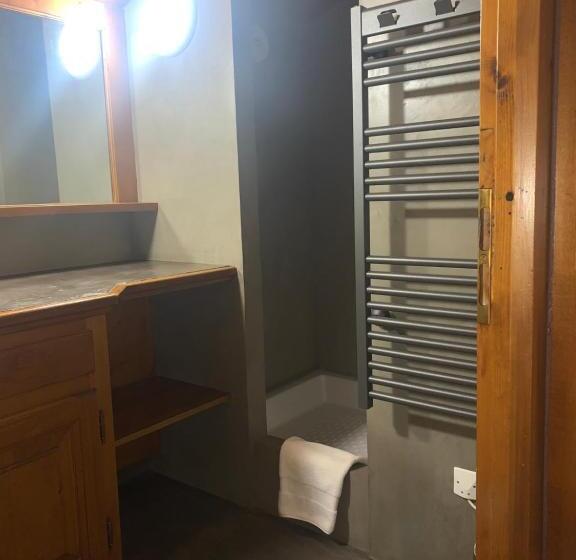 דירת שלושה חדרים, La Residence De L Ours