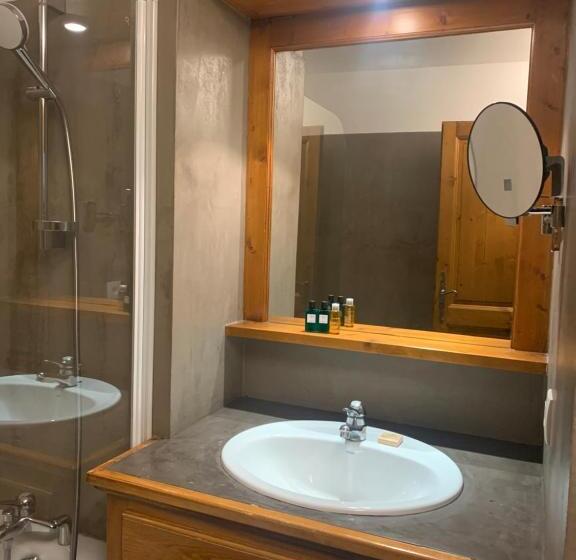 דירת שלושה חדרים, La Residence De L Ours