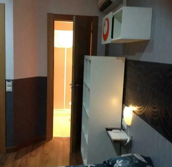 اتاق استاندارد سه نفره, Hostal Gaudi Cuenca