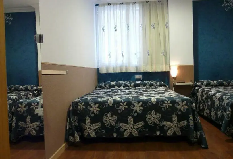 اتاق استاندارد سه نفره, Hostal Gaudi Cuenca
