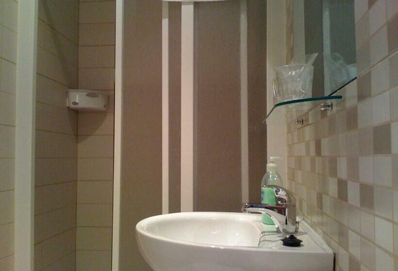 اتاق استاندارد سه نفره, Hostal Gaudi Cuenca