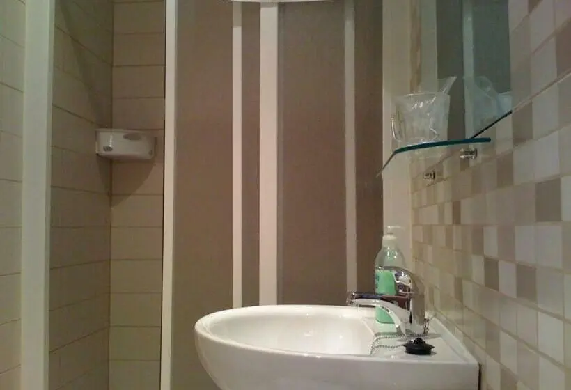 اتاق استاندارد سه نفره, Hostal Gaudi Cuenca