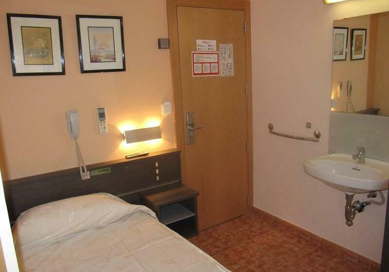 标准单人间, Hostal La Vila