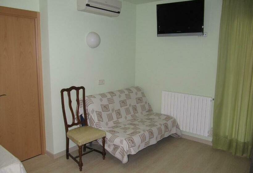 标准三人间, Hostal La Vila