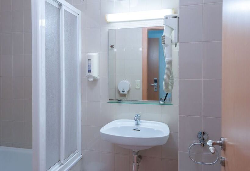 标准单人间, Hostal La Vila