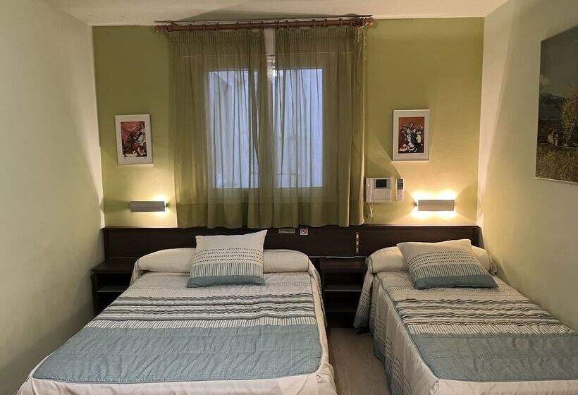 Номер Стандарт Трехместный, Hostal La Vila