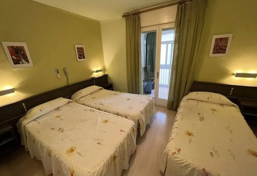 3-Bett-Standardzimmer, Hostal La Vila