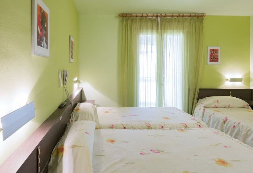 标准三人间, Hostal La Vila