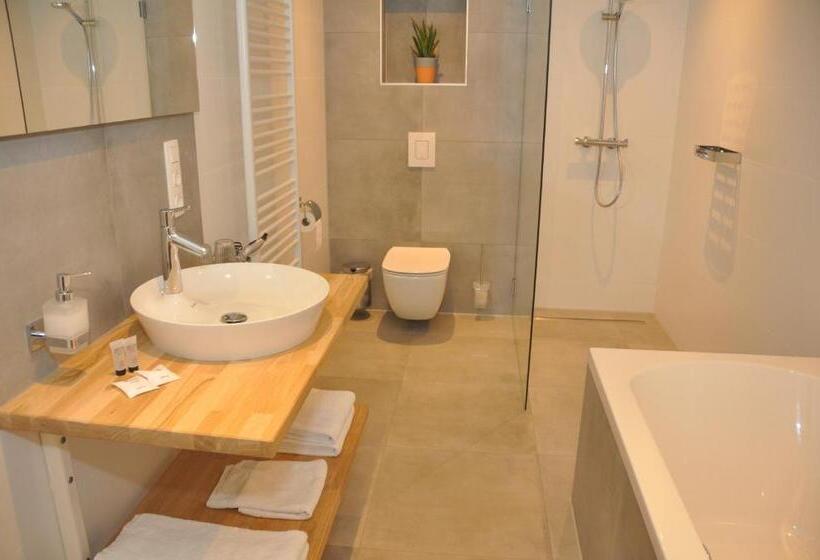 חדר משפחתי, Sanders De Paauw