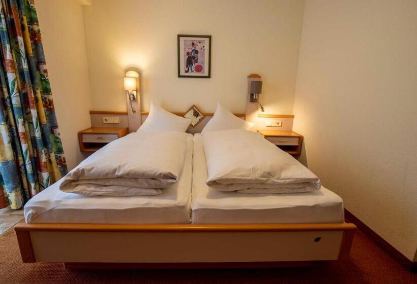 غرفة قياسية مزوَّدة بشُرفة, Gidis Hof