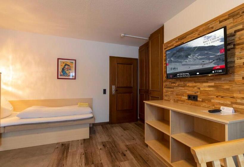 شقة غرفة واحدة, Gidis Hof