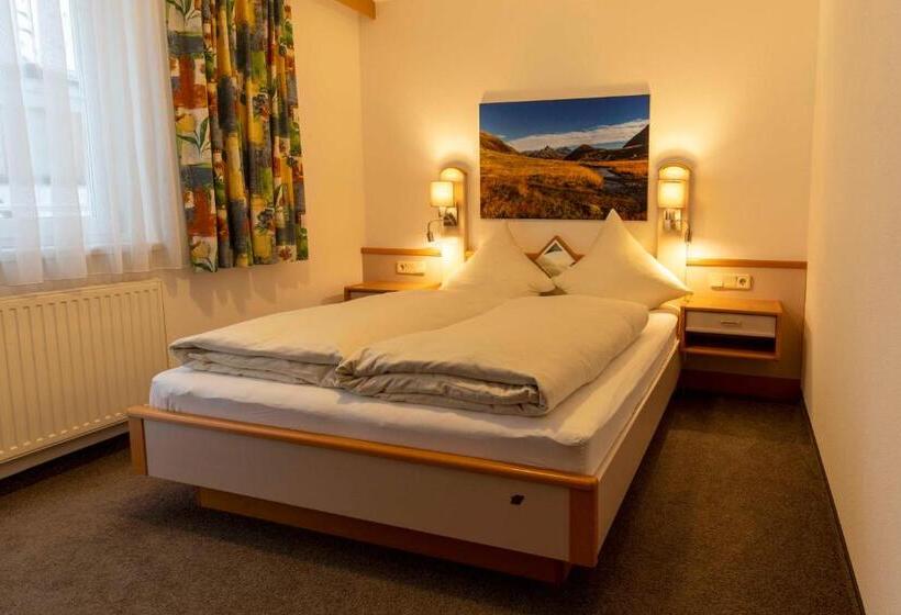 شقة غرفتين, Gidis Hof