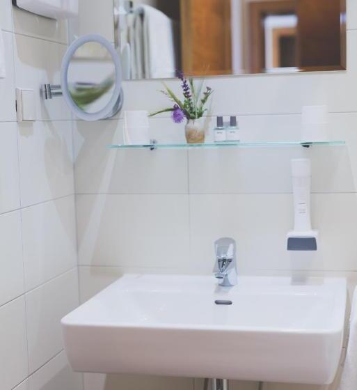 Номер Стандарт Трехместный, Weingut & Gästehaus Zum Seeblick Familie Sattler