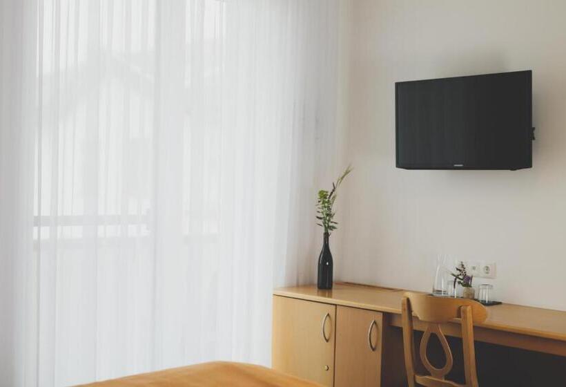 Номер Стандарт Трехместный, Weingut & Gästehaus Zum Seeblick Familie Sattler