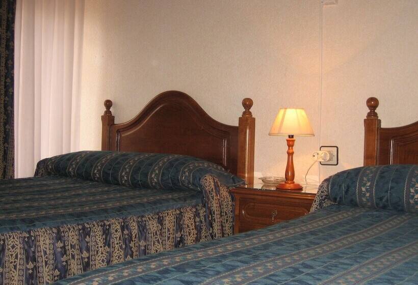 Номер Стандарт Трехместный, Hostal Restaurante La Trucha