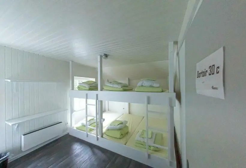 ルームシェアのワンベッド, Auberge Du Mont Blanc