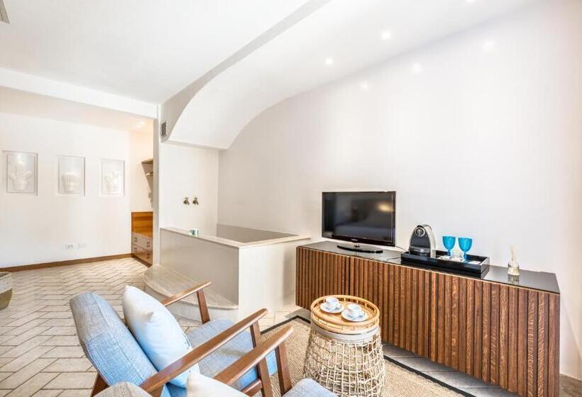 جناح جونيور مطلّ علي البحر, La Torretta Lodge