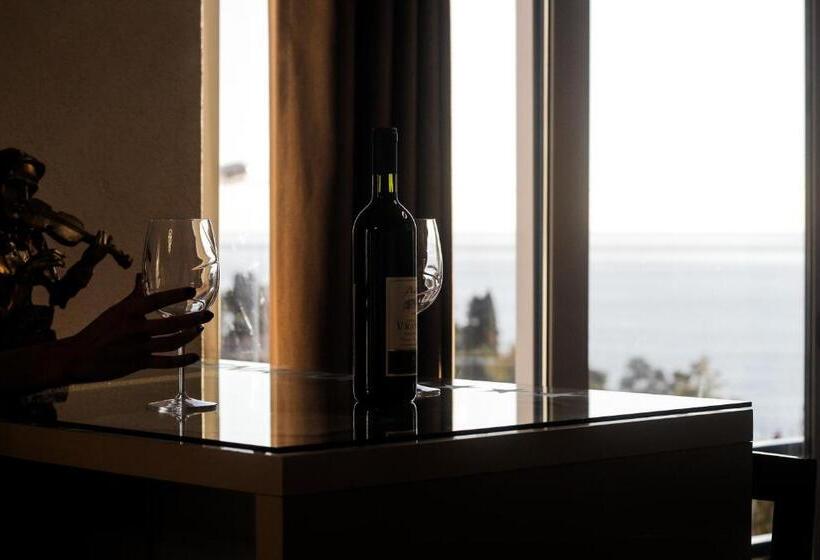 آپارتمان 2 خوابه با چشمانداز دریا, Senator