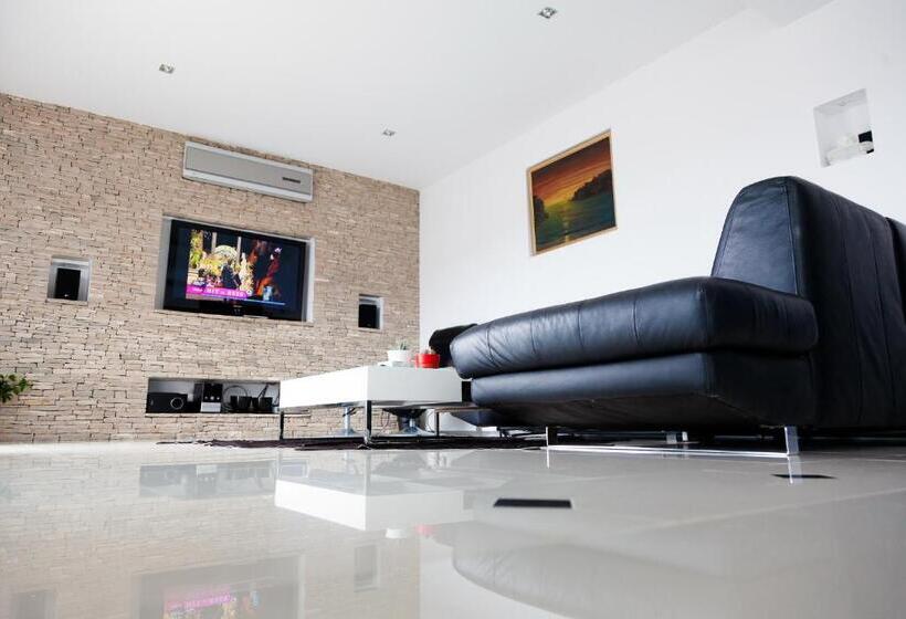 سوییت با چشمانداز دریا, Senator