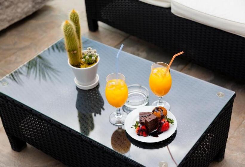 سوییت با چشمانداز دریا, Senator