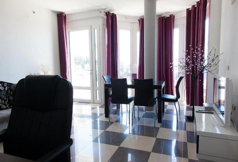 سوییت با چشمانداز دریا, Senator