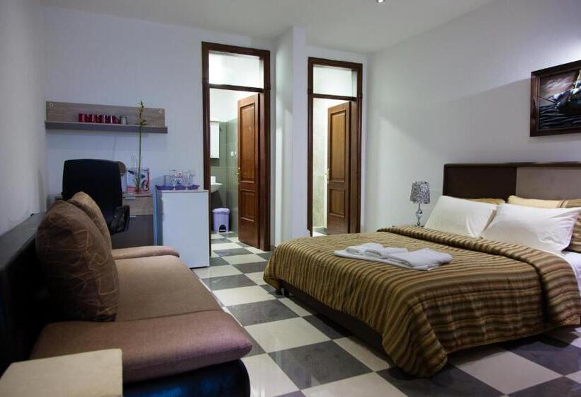 سوییت با چشمانداز دریا, Senator