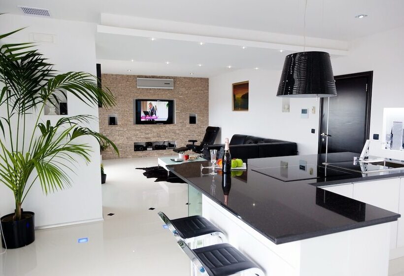 آپارتمان ممتاز دوخوابه رو به دریا, Senator