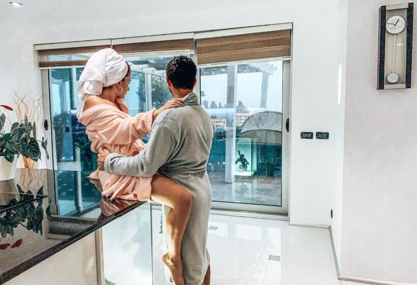 آپارتمان ممتاز دوخوابه رو به دریا, Senator