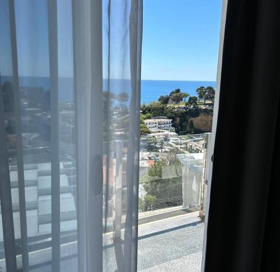 اتاق استاندارد با چشمانداز دریا, Senator