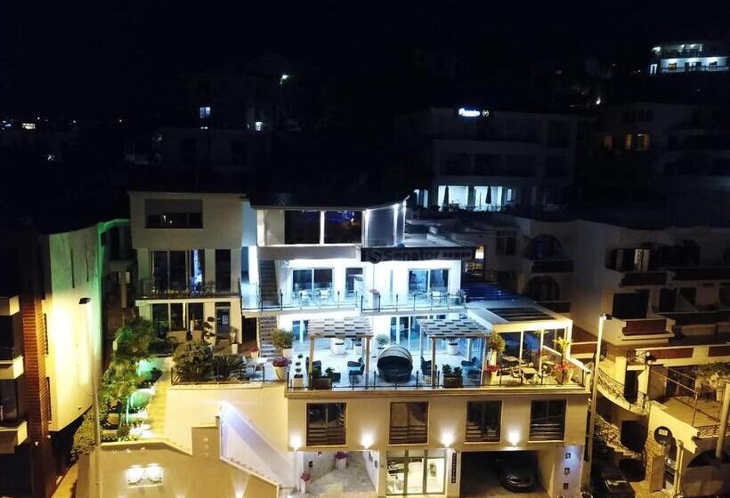 سوییت با چشمانداز دریا, Senator