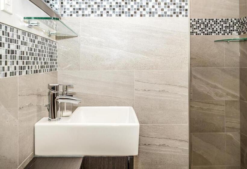 استودیوی استاندارد, Crescent Motel