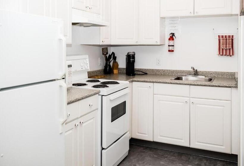 سوییت خانوادگی, Crescent Motel