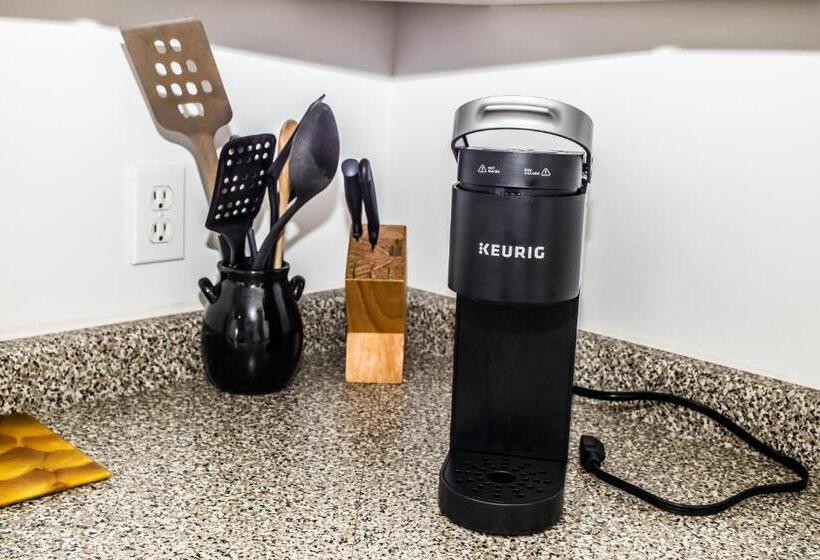 سوییت خانوادگی, Crescent Motel