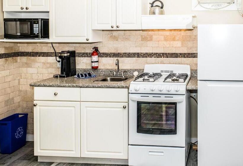 استودیوی استاندارد, Crescent Motel