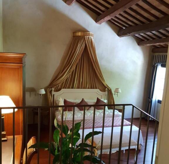 جناح جونيور, I Giardini Segreti Di Villa Marcello Marinelli