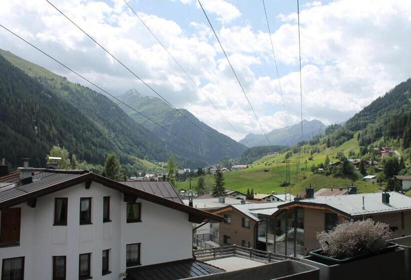 Superior suite with balcony, Lodge Seppaler