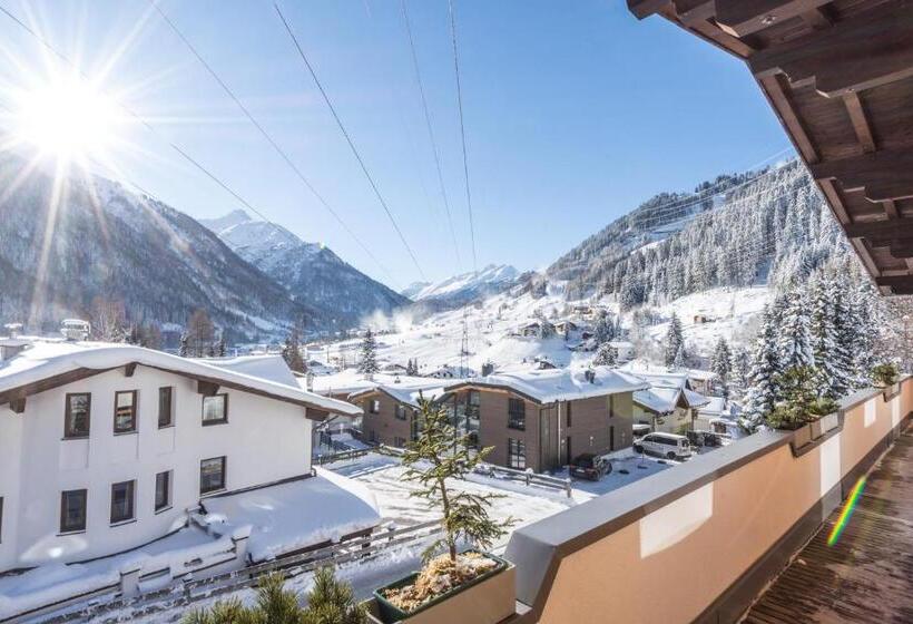 Superior suite with balcony, Lodge Seppaler