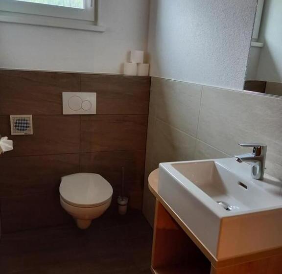 شقة غرفة واحدة, Alpenfrieden