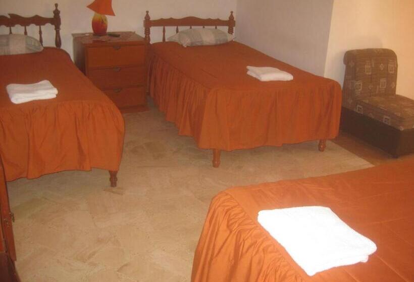 اتاق استاندارد سه نفره, Hostal Camiluz