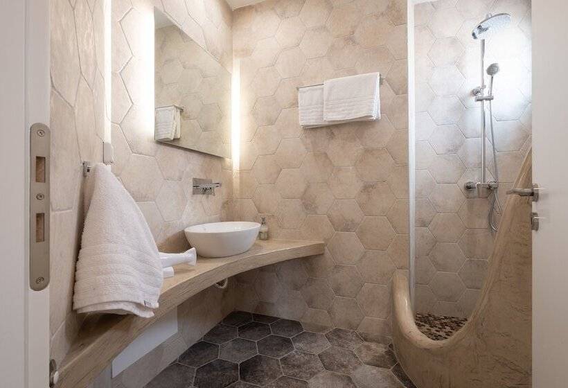 סטודיו משפחתי, Tristhenia