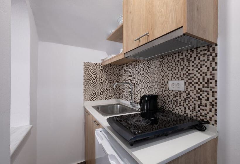 סטודיו משפחתי, Tristhenia