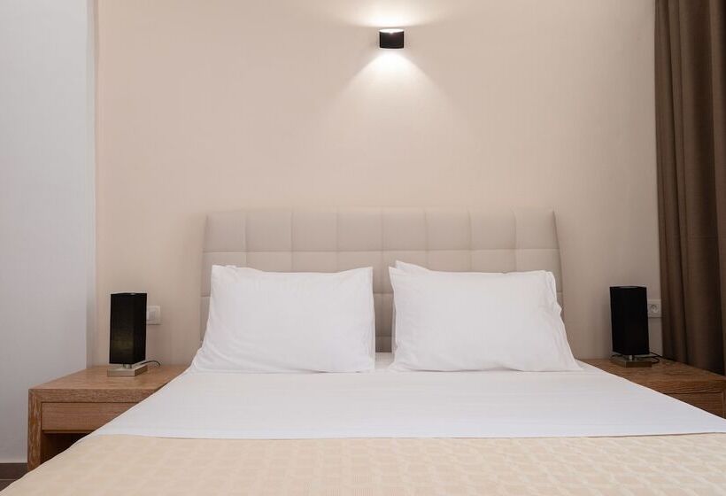 חדר סטודיו סטנדרד, Tristhenia