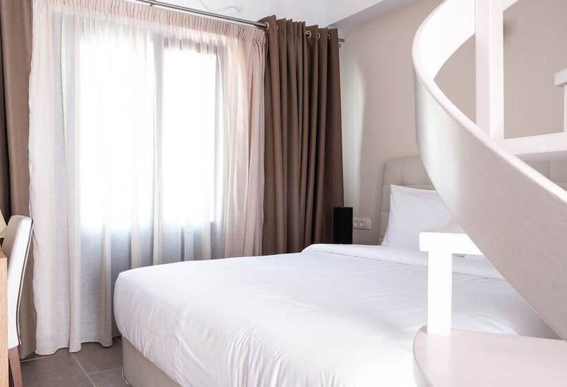 חדר משפחתי נוף להרים, Tristhenia