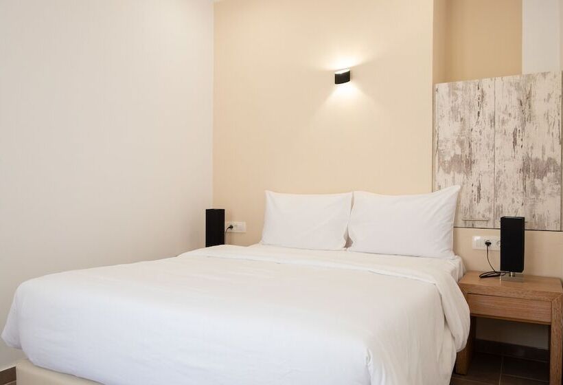 דירת חדר, Tristhenia