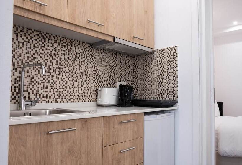 דירת חדר, Tristhenia