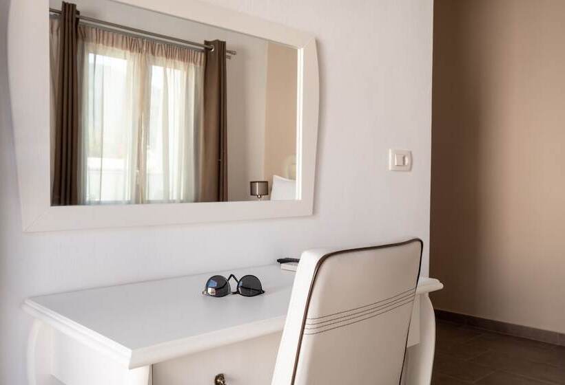 סטודיו דלוקס, Tristhenia